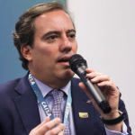 Pedro Duarte Guimarães explora como treino rigoroso, alimentação adequada e biomecânica perfeita transformam nadadores em campeões nas piscinas.