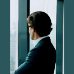 Ian dos Anjos Cunha explora como esportes radicais funcionam como laboratório de performance, revelando lições valiosas para a liderança estratégica contemporânea.