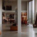 Obras e materiais de artes visuais em espaço cultural de Porto Alegre