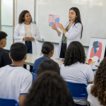 Profissionais de saúde realizam atividade educativa sobre prevenção de ISTs em escola de Tangará da Serra