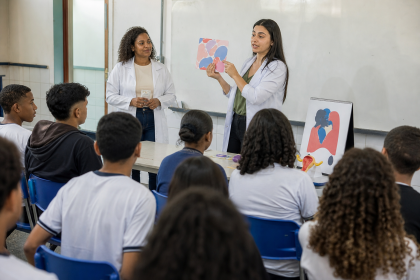 Profissionais de saúde realizam atividade educativa sobre prevenção de ISTs em escola de Tangará da Serra