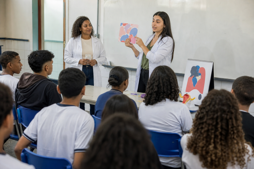 Profissionais de saúde realizam atividade educativa sobre prevenção de ISTs em escola de Tangará da Serra