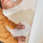 Eleitor marca a cédula em uma cabine de votação durante uma eleição.