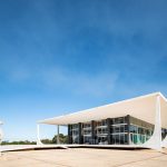 Vista externa do Supremo Tribunal Federal, em Brasília, com sua arquitetura modernista sob céu azul.