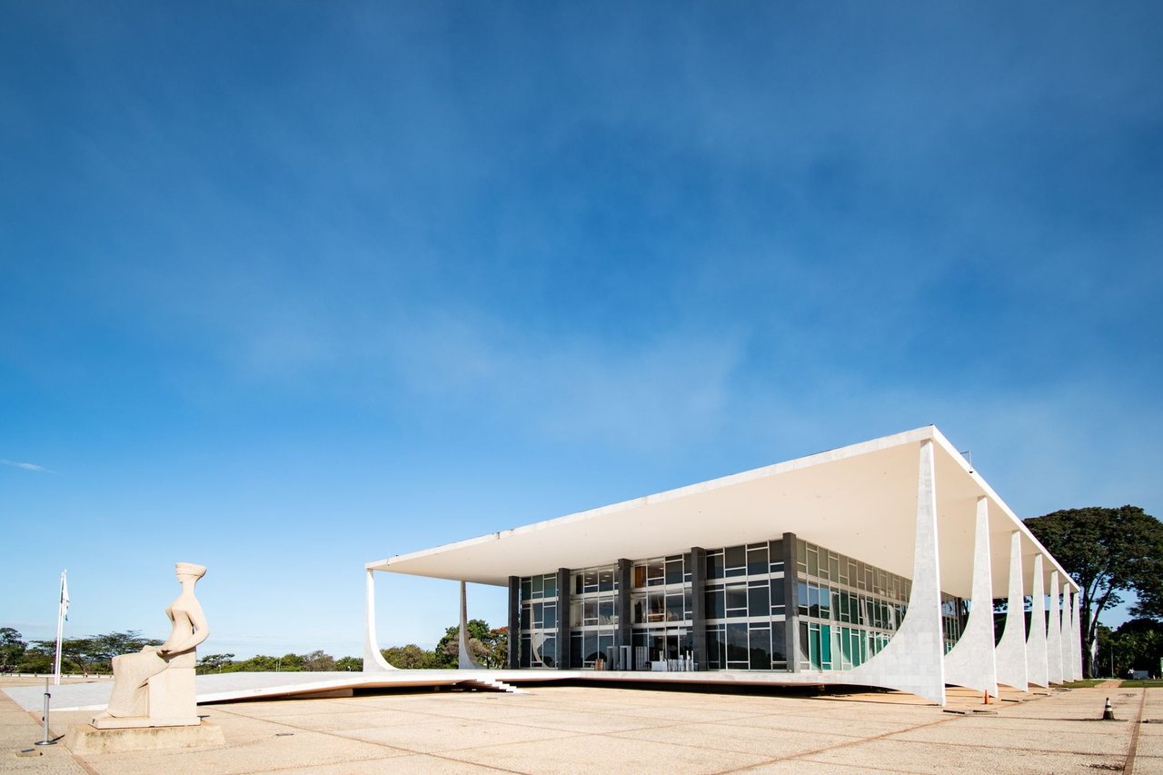 Vista externa do Supremo Tribunal Federal, em Brasília, com sua arquitetura modernista sob céu azul.