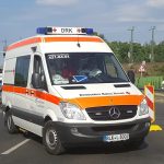 Ambulância estacionada em uma via, representando o atendimento de emergência
