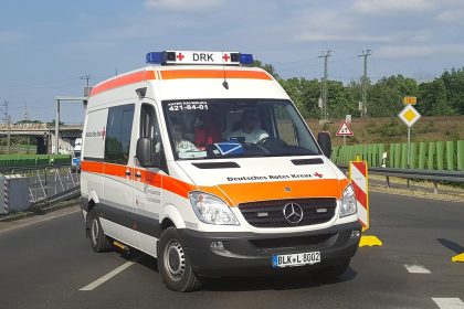 Ambulância estacionada em uma via, representando o atendimento de emergência