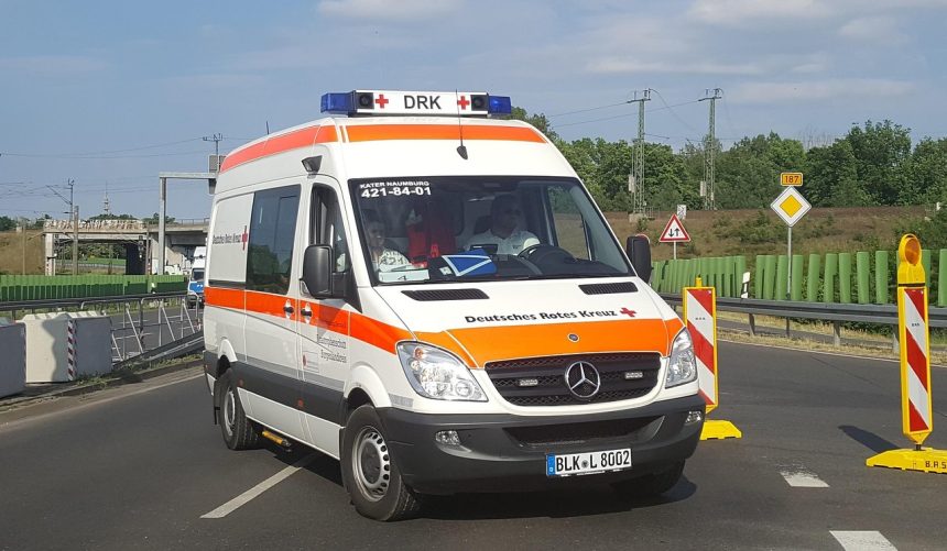 Ambulância estacionada em uma via, representando o atendimento de emergência
